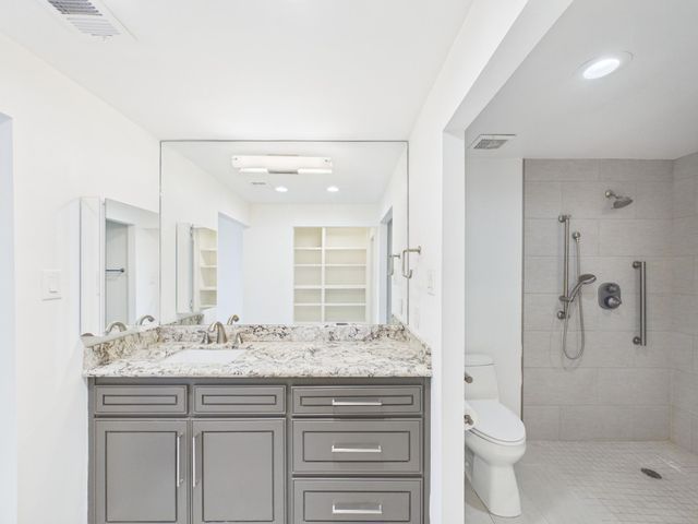 49 Briar Hollow Lane 304, Houston, TX 77027