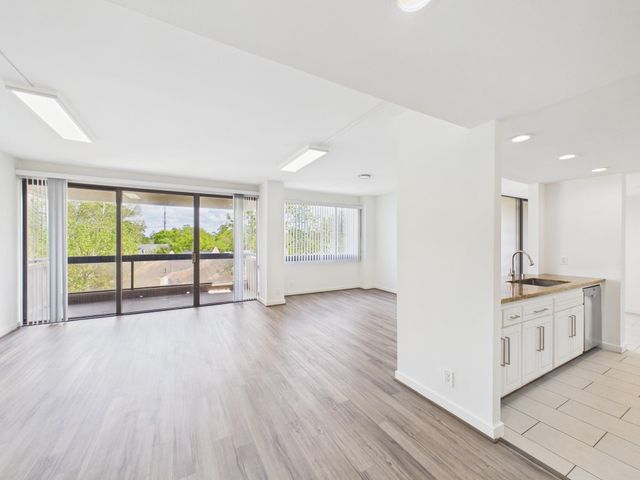 49 Briar Hollow Lane 304, Houston, TX 77027