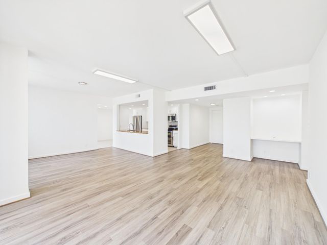 49 Briar Hollow Lane 304, Houston, TX 77027