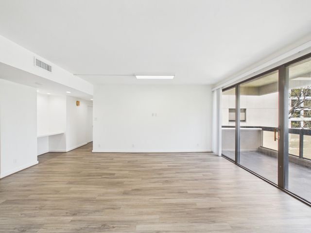 49 Briar Hollow Lane 304, Houston, TX 77027