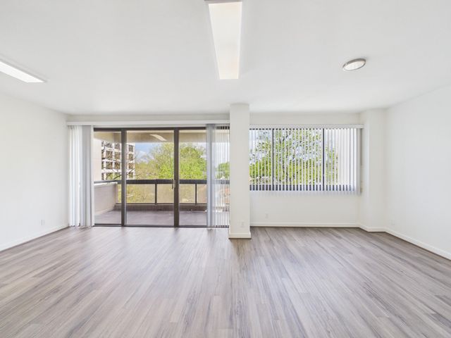 49 Briar Hollow Lane 304, Houston, TX 77027