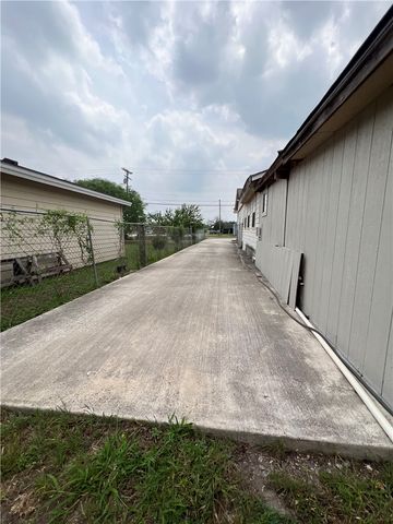 205 W 3rd St, Alice, TX 78332