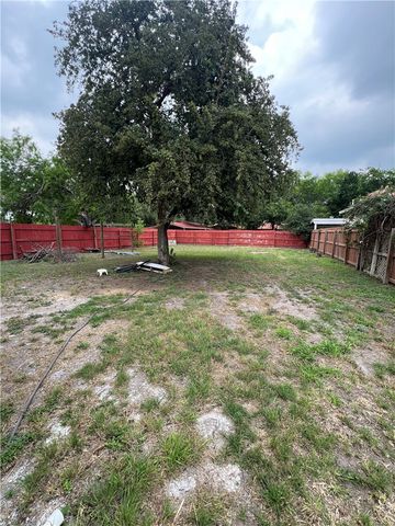 205 W 3rd St, Alice, TX 78332