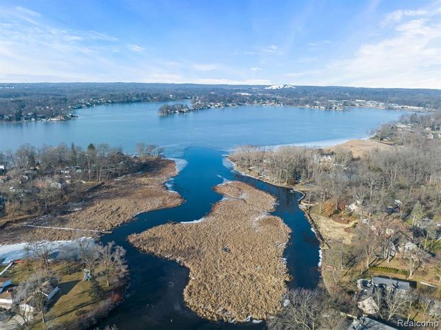 227 Shotwell Street, White Lake, MI 48386