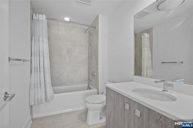 150 Henley Place 404, Weehawken, NJ 07086