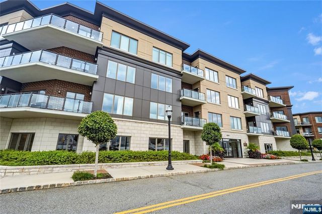 150 Henley Place 404, Weehawken, NJ 07086