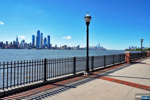 150 Henley Place 404, Weehawken, NJ 07086