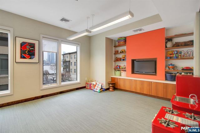 150 Henley Place 404, Weehawken, NJ 07086