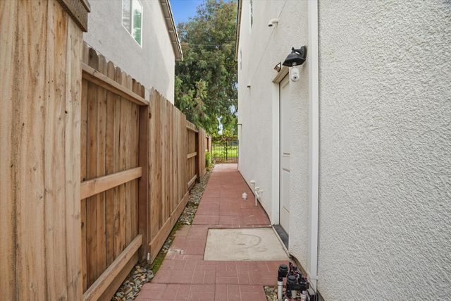 398 Miwok Ln, Manteca, CA 95337