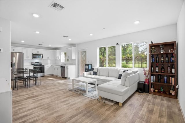 398 Miwok Ln, Manteca, CA 95337