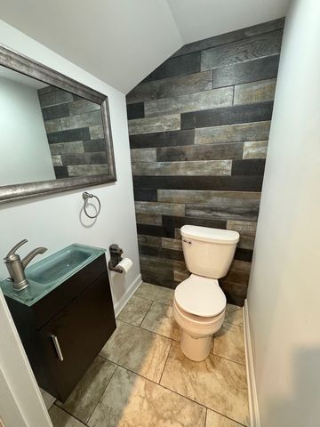 1892 White Street, Des Plaines, IL 60018