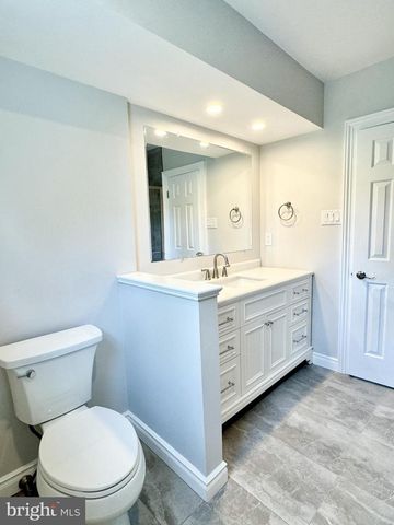 1 FOXBOROUGH CT, Medford, NJ 08055