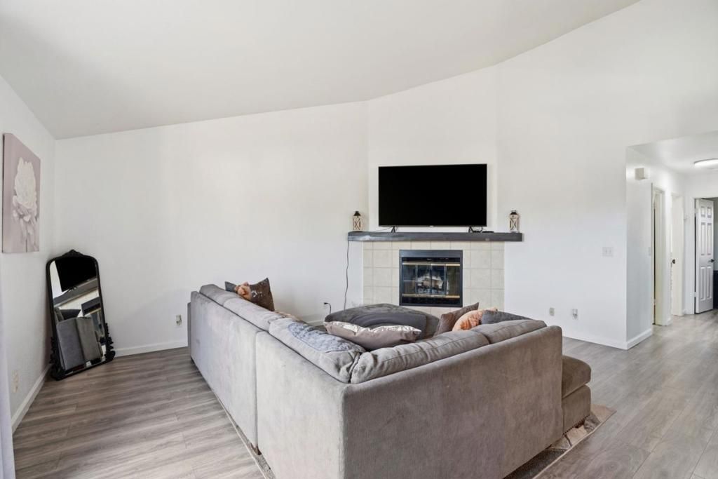 Image 28 of property listing at 1055 Padre Drive 2, Salinas, CA 93901