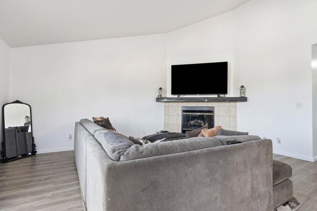 Image 5 of property listing at 1055 Padre Drive 2, Salinas, CA 93901