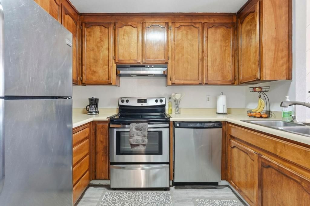 Image 8 of property listing at 1055 Padre Drive 2, Salinas, CA 93901