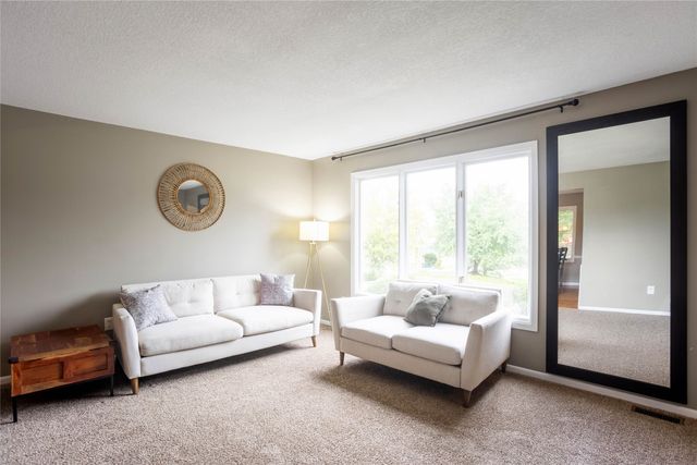 4460 90th Street, Urbandale, IA 50322