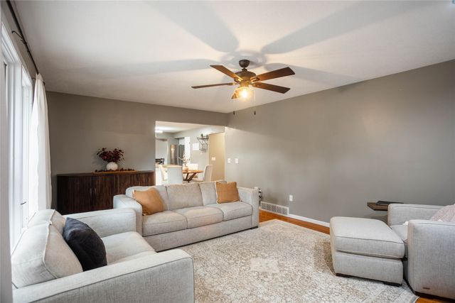 4460 90th Street, Urbandale, IA 50322