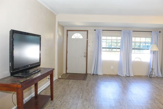 3218 Emmett Street, Dallas, TX 75211