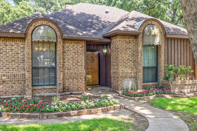 2126 Los Robles Street, Grapevine, TX 76051