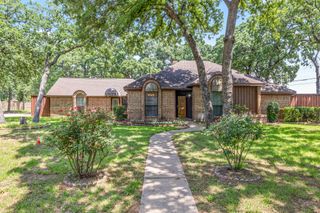 2126 Los Robles Street, Grapevine, TX 76051