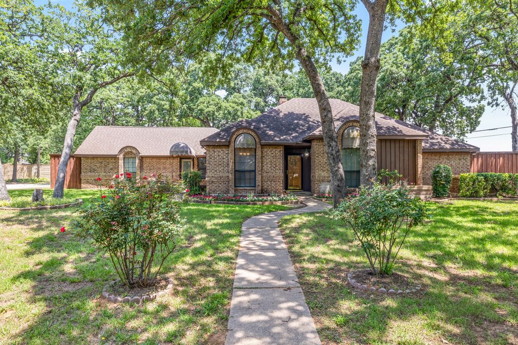 2126 Los Robles Street, Grapevine, TX 76051