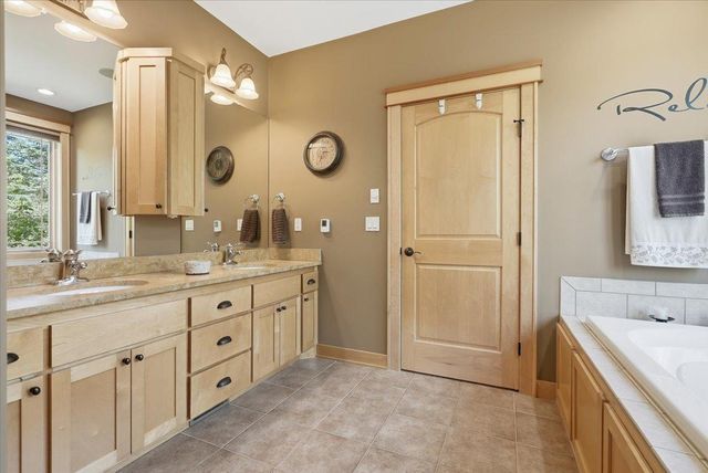 1415 Thelen Farm Trail, Houlton, WI 54082