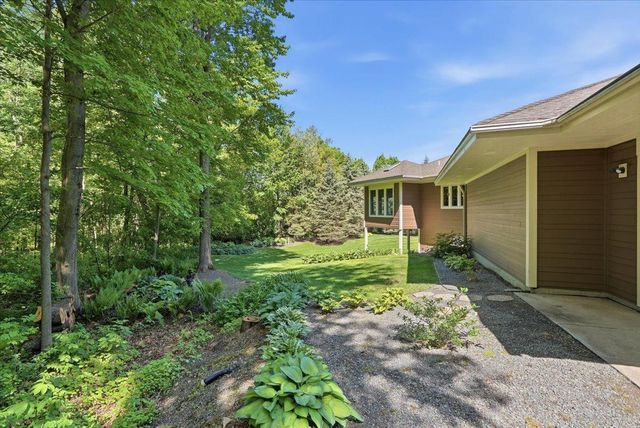 1415 Thelen Farm Trail, Houlton, WI 54082