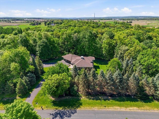 1415 Thelen Farm Trail, Houlton, WI 54082
