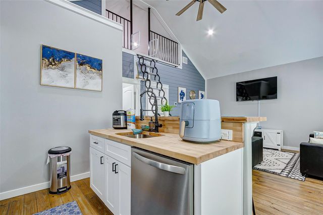 1079 Johnson Road, Gilchrist, TX 77617