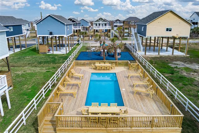 1079 Johnson Road, Gilchrist, TX 77617