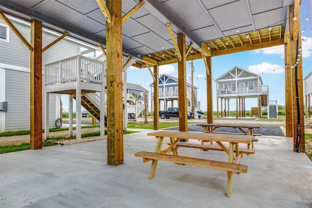 1079 Johnson Road, Gilchrist, TX 77617