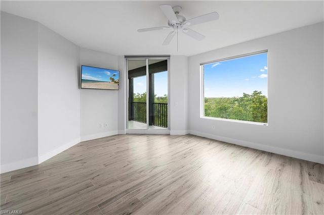 425 Cove Tower DR 403, Naples, FL 34110