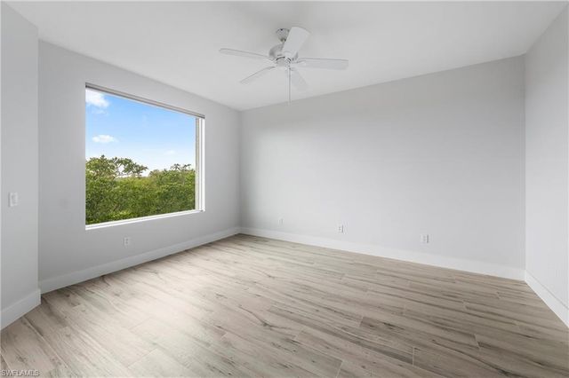 425 Cove Tower DR 403, Naples, FL 34110