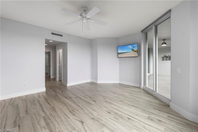 425 Cove Tower DR 403, Naples, FL 34110