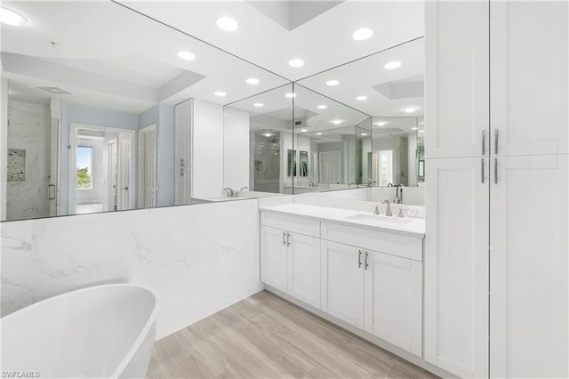 425 Cove Tower DR 403, Naples, FL 34110