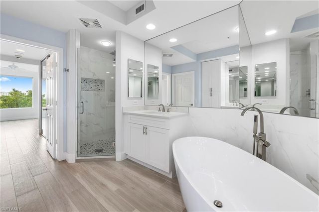 425 Cove Tower DR 403, Naples, FL 34110