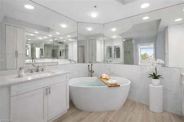 425 Cove Tower DR 403, Naples, FL 34110