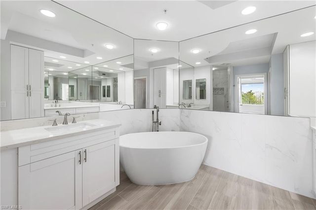 425 Cove Tower DR 403, Naples, FL 34110