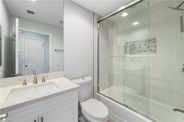 425 Cove Tower DR 403, Naples, FL 34110