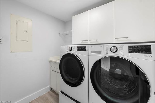 425 Cove Tower DR 403, Naples, FL 34110