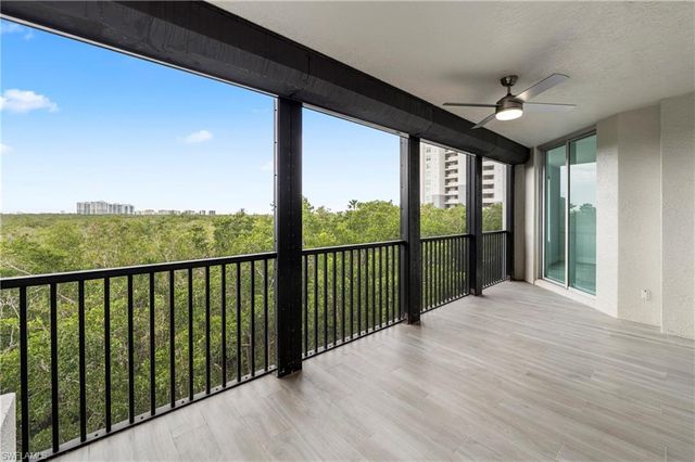 425 Cove Tower DR 403, Naples, FL 34110