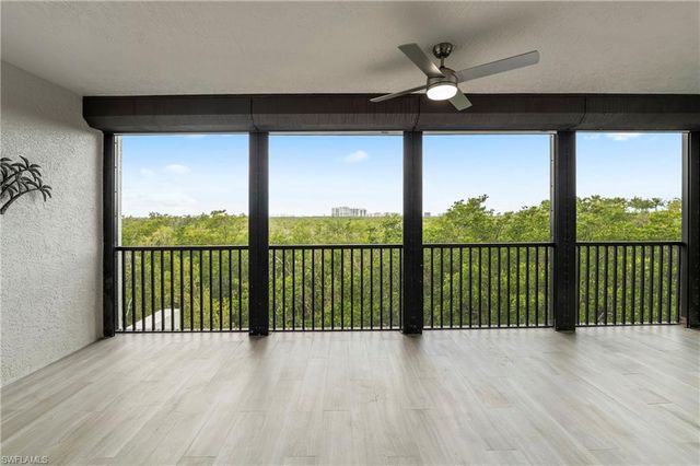425 Cove Tower DR 403, Naples, FL 34110