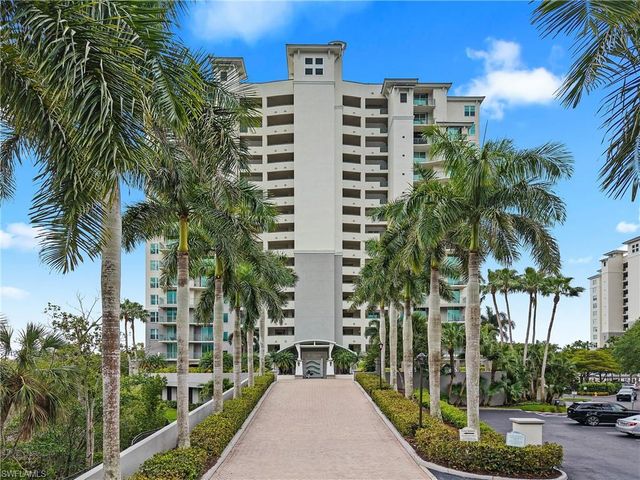 425 Cove Tower DR 403, Naples, FL 34110
