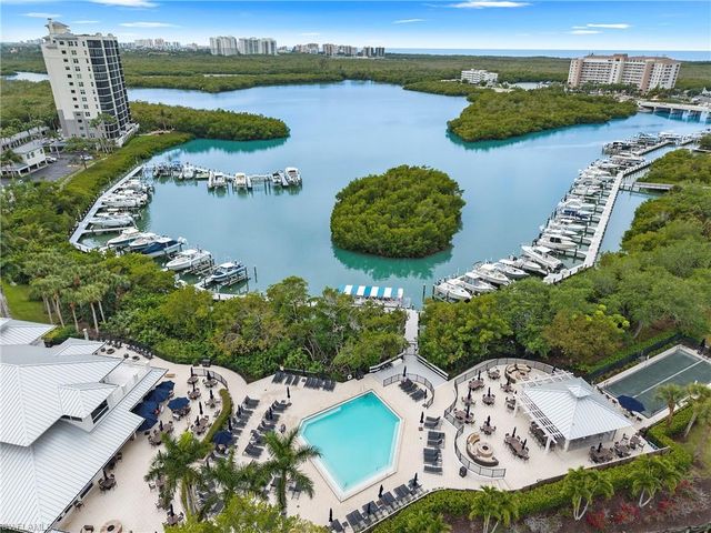 425 Cove Tower DR 403, Naples, FL 34110