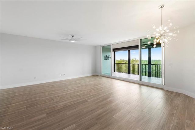 425 Cove Tower DR 403, Naples, FL 34110