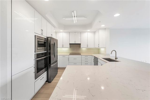 425 Cove Tower DR 403, Naples, FL 34110