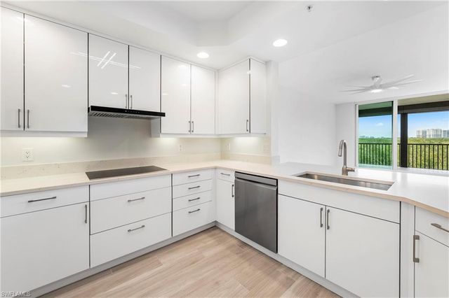 425 Cove Tower DR 403, Naples, FL 34110