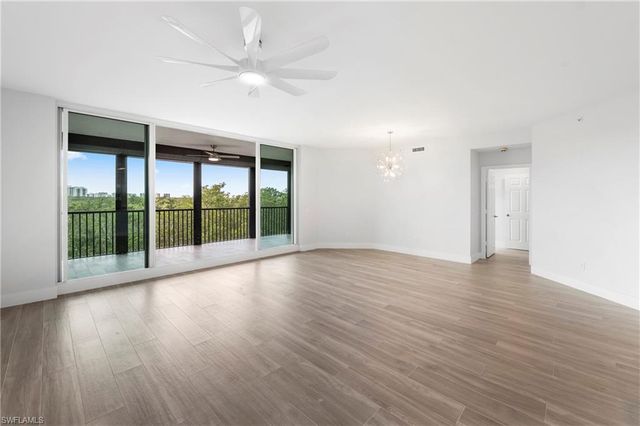 425 Cove Tower DR 403, Naples, FL 34110