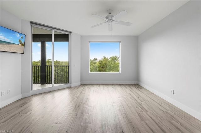 425 Cove Tower DR 403, Naples, FL 34110