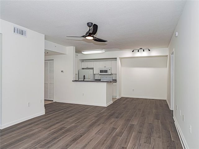 5090 FAIRWAYS Circle H 206, Vero Beach, FL 32967